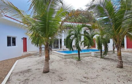 compass-rose-lagoon-house-yard Compass Rose Lagoon House - Ceiba Beach Resort
